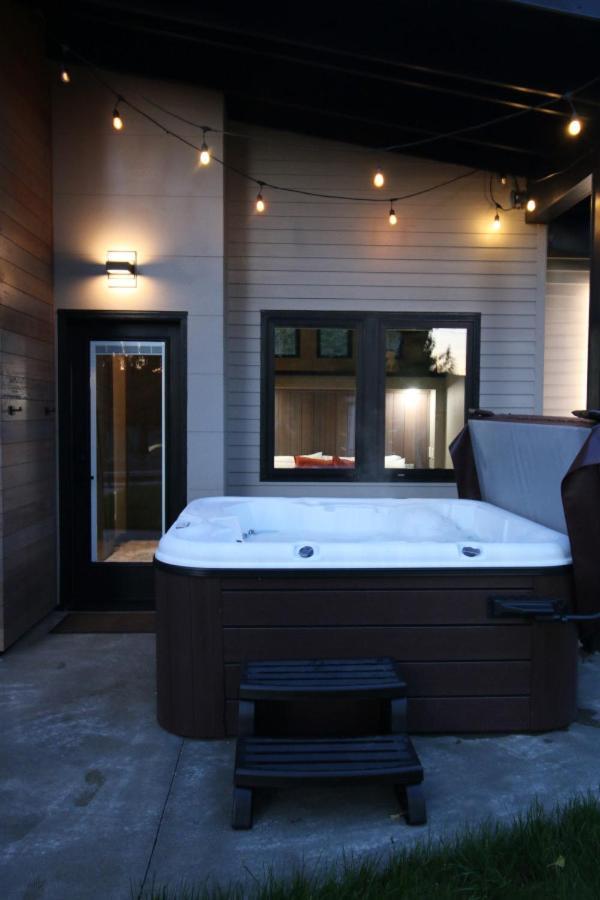 Luxe Lake Cabin Hot Tub Grill Firepit Ev Charger Onalaska Luaran gambar